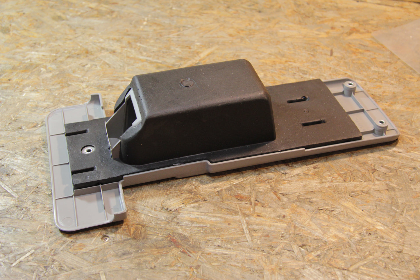 Original GM Opel Blende Schloss Sicherheitsgurt Hintersitz mitte hellgrau (3, Reihe) 90440196 Zafira A