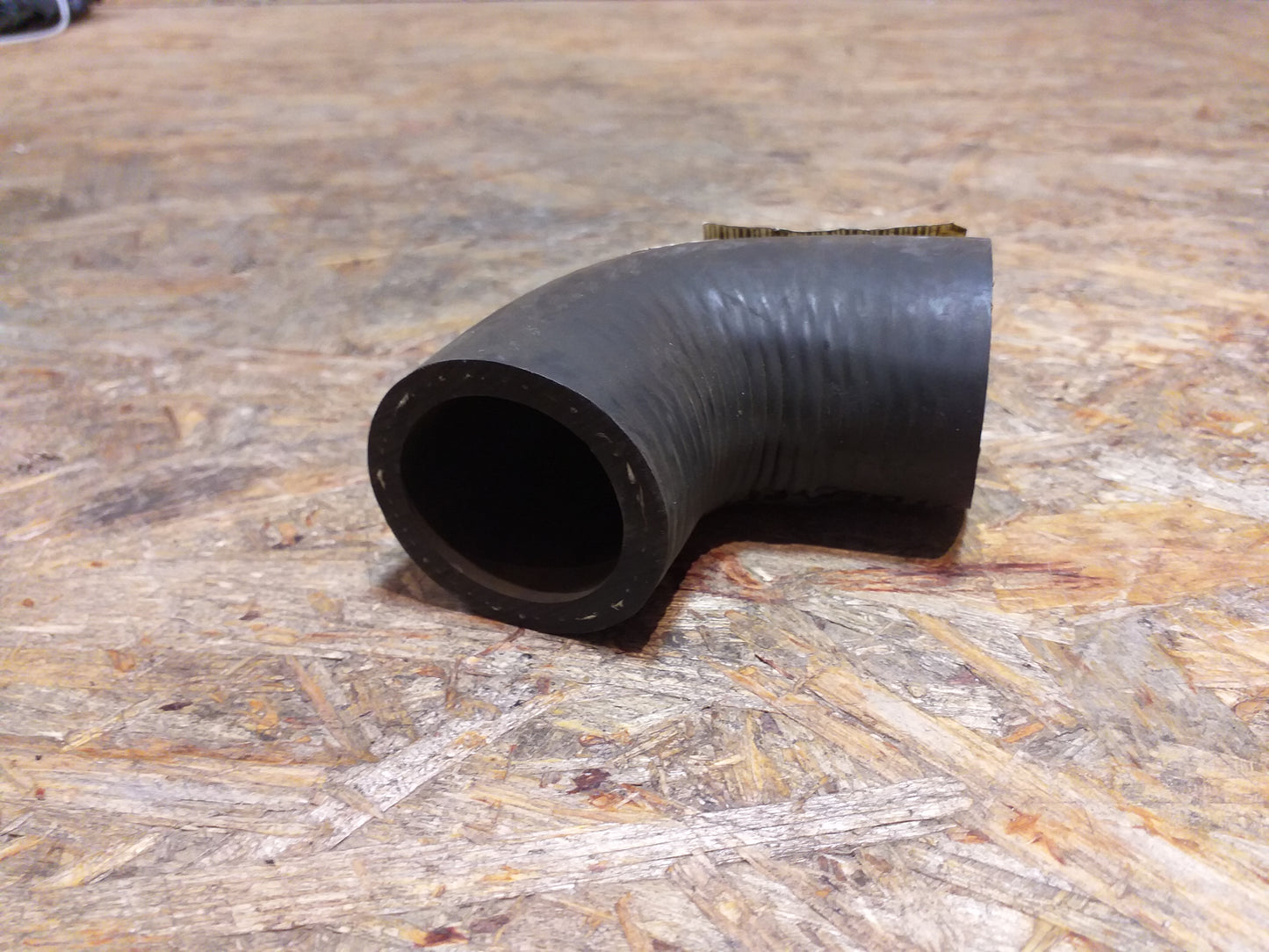 Omega A Schlauchbogen Verteiler an Wasserpumpe original GM Opel NEU