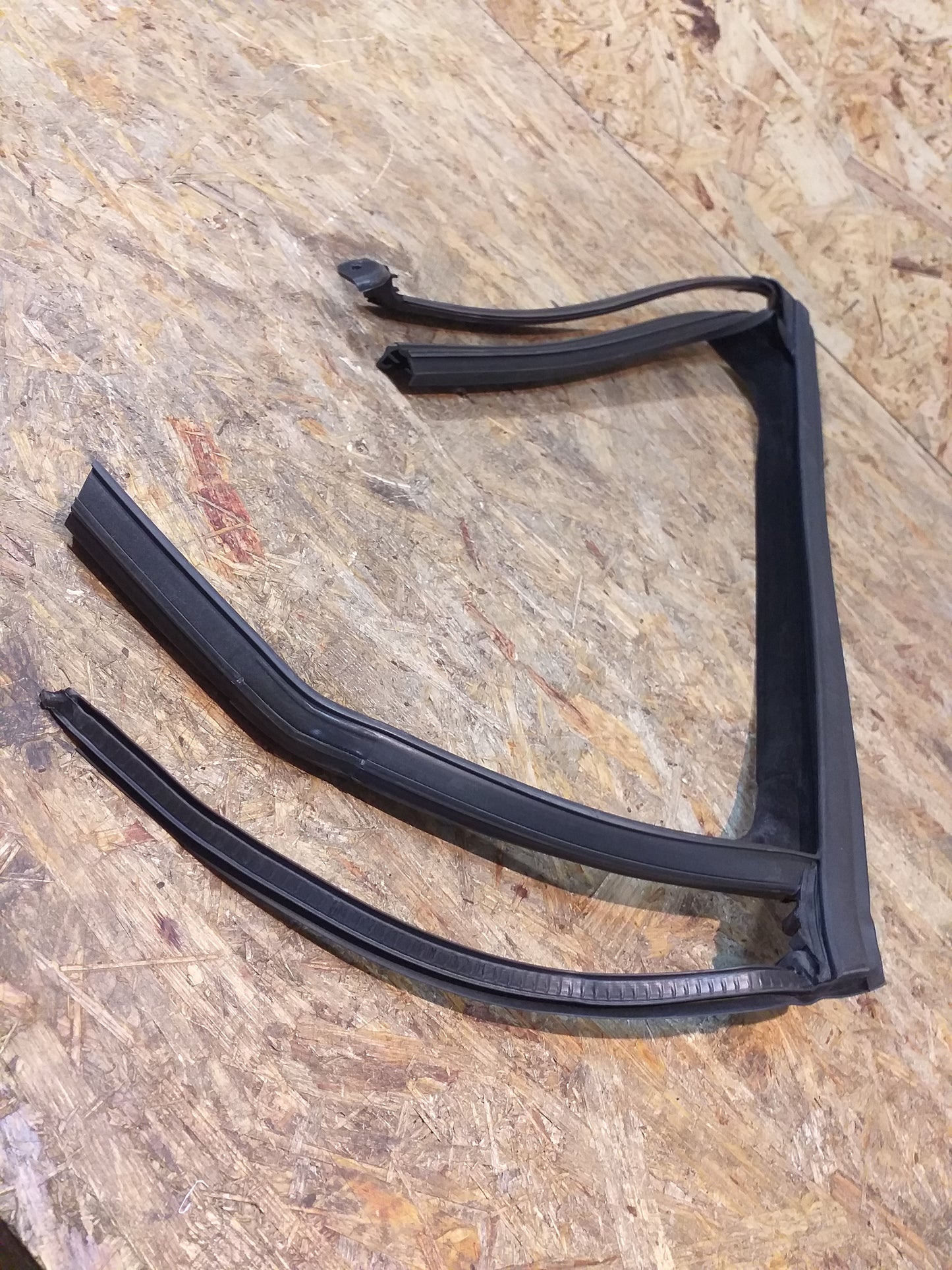 Astra J Abdichtung Fensterführung h. Links original GM Opel NEU