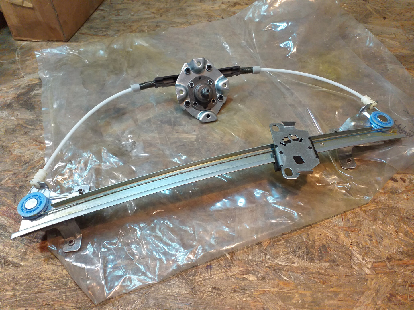 Kadett E Fensterheber manuell vorne rechts original GM Opel NEU