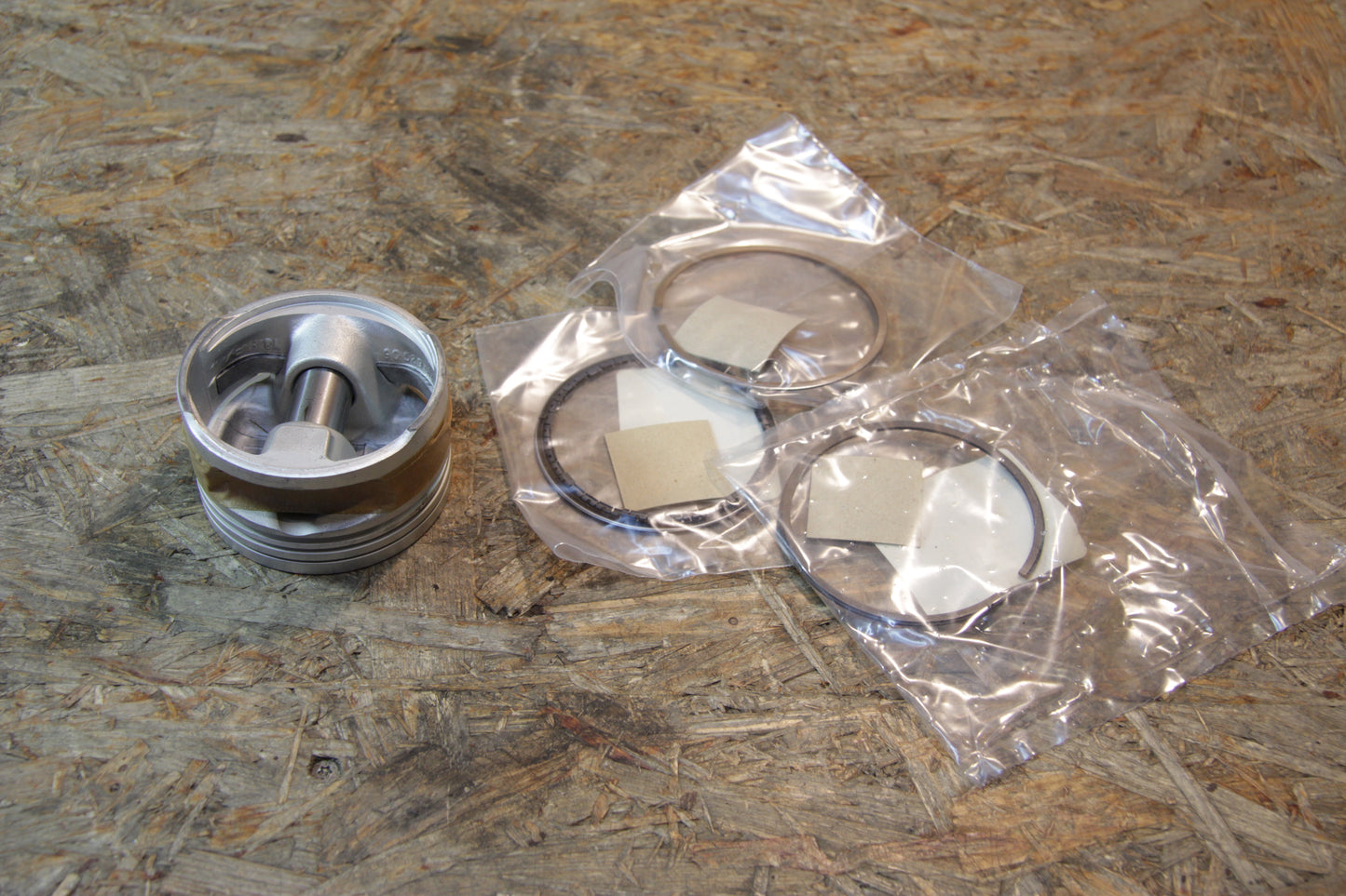 Original GM Opel Kolben mit Bolzen und Ringe Zylinderbohrung 78,96 Kennzeichen: 6 90297083 Ascona C , Astra F , Corsa A , ...