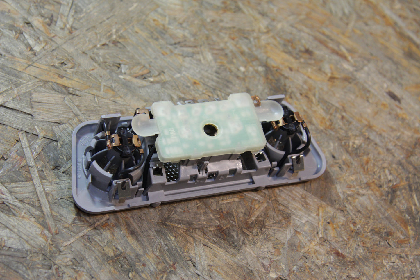 Original GM Opel Innenraumleuchte ohne Verzögerungsschalter pastelgrau 90262228 Omega A