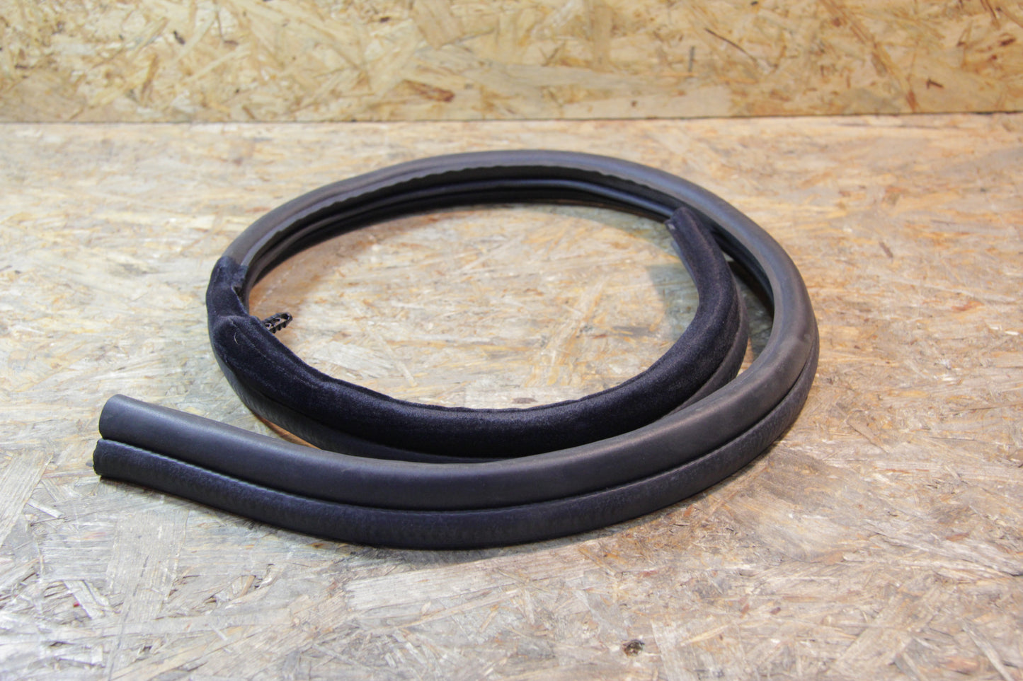 Original GM Opel Gummiabdichtung Tür rechts schwarz mit Flanschabdeckung Einstiegsverkleidung hinten Schloss Säule 903698...
