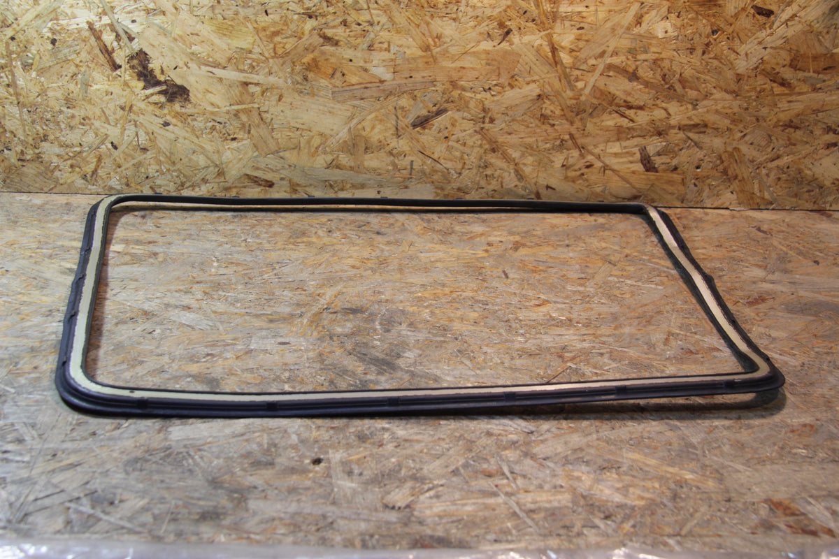 Original GM Opel GUMMIABDICHTUNG, SEITENWANDBELUEFTUNG HINTEN, RECHTS 90186656 Kadett E