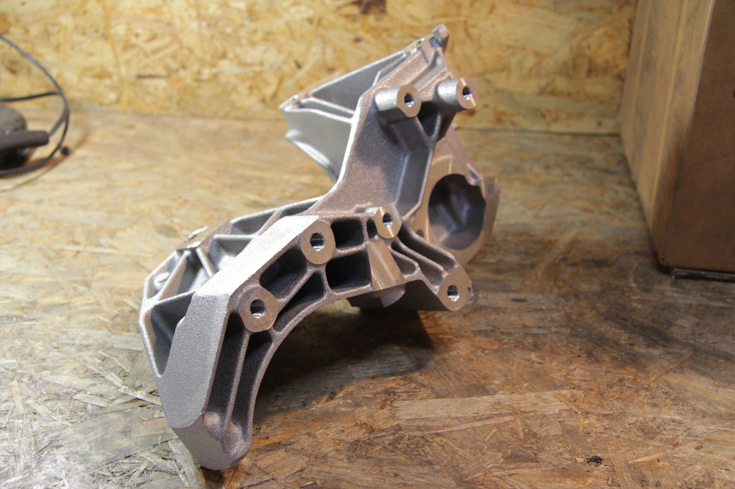 Original GM Opel Stütze Kompressor Klimaanlage und Lenkhilfepumpe Kennzeichen: BA 90528680 Vectra B Neu