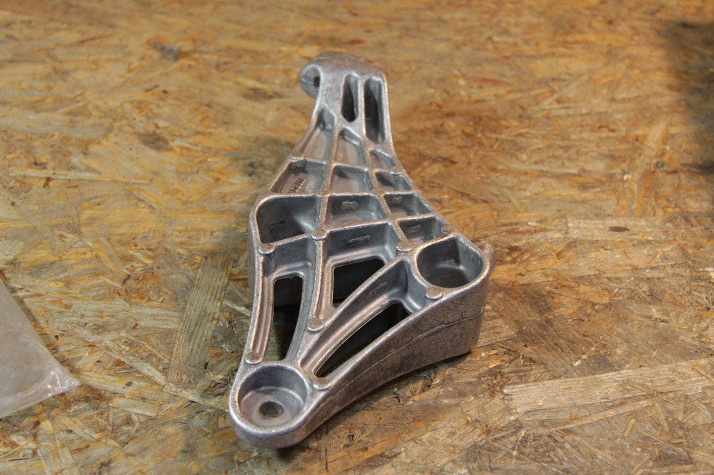 Original GM Opel Halter Motoraufhängung vorne rechts 90372410 Calibra , Vectra A Neu