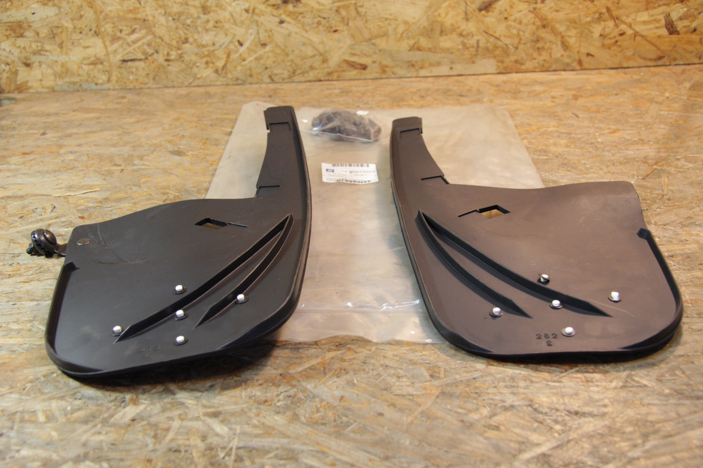 Original GM Opel Satz Schmutzfänger hinten, schwarz mit bef, Teilen mit OPEL Emblem 90273223 Omega A Neu