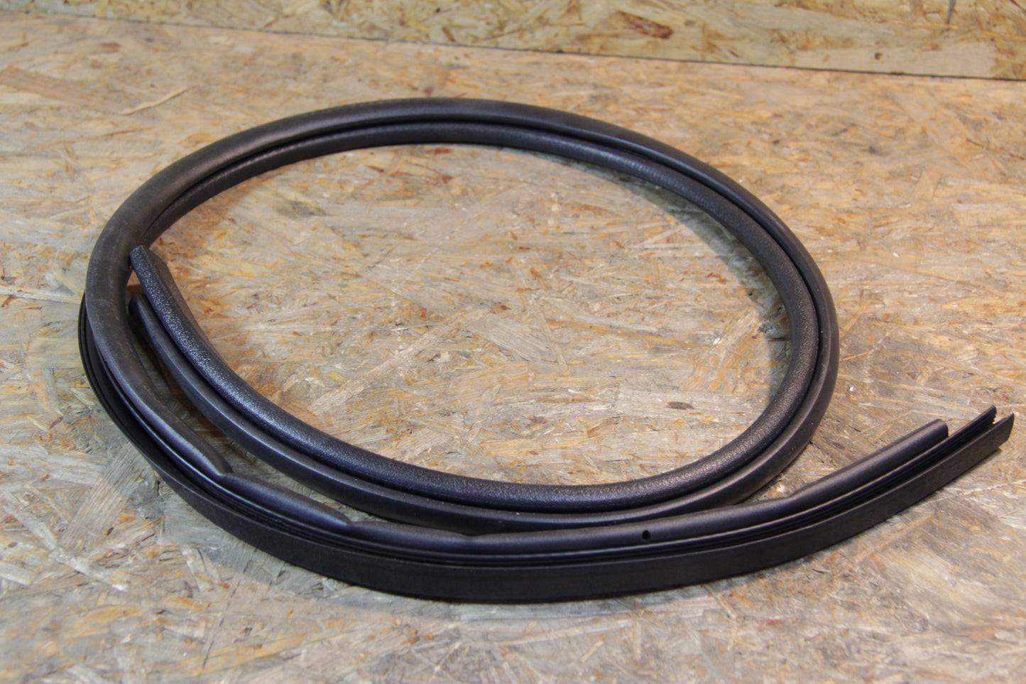 Original GM Opel Gummiabdichtung Hintertür (Oberteil links und rechts verwendbar) 9204102 Agila A Neu