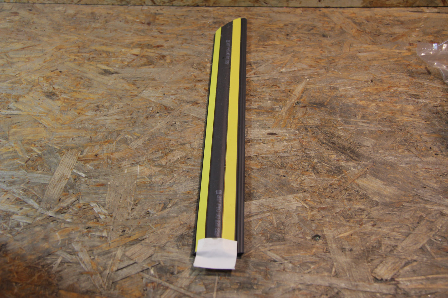 Zierleiste Seitenwand hinten links in blau/grau mit rotem Streifen