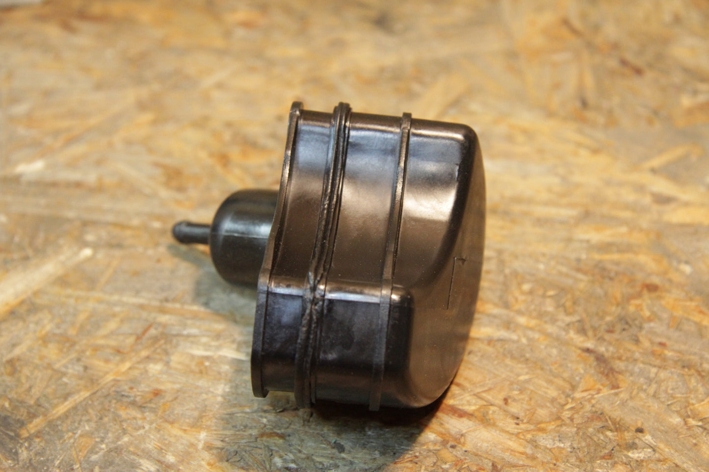 Behälter für die Tankbelüftung, wird am Einfüllrohr befestigt