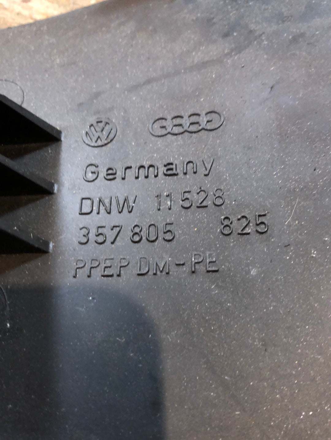 Original VW Passat 35i Luftkanal Radhaus vorne Neu