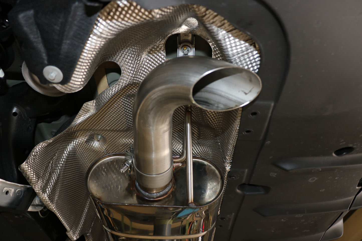 FOX Mercedes CLA 250 4matic - 118 Endschalldämpfer quer Ausgang rechts/links - Ausgang der Endrohre hinter der Stoßstange