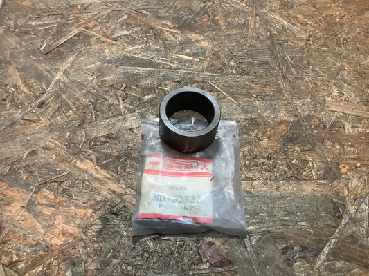 Mitsubishi Delica Star Wagon, P23W, Bj. 87-90 Distanzring Original Mitsubishi NEU