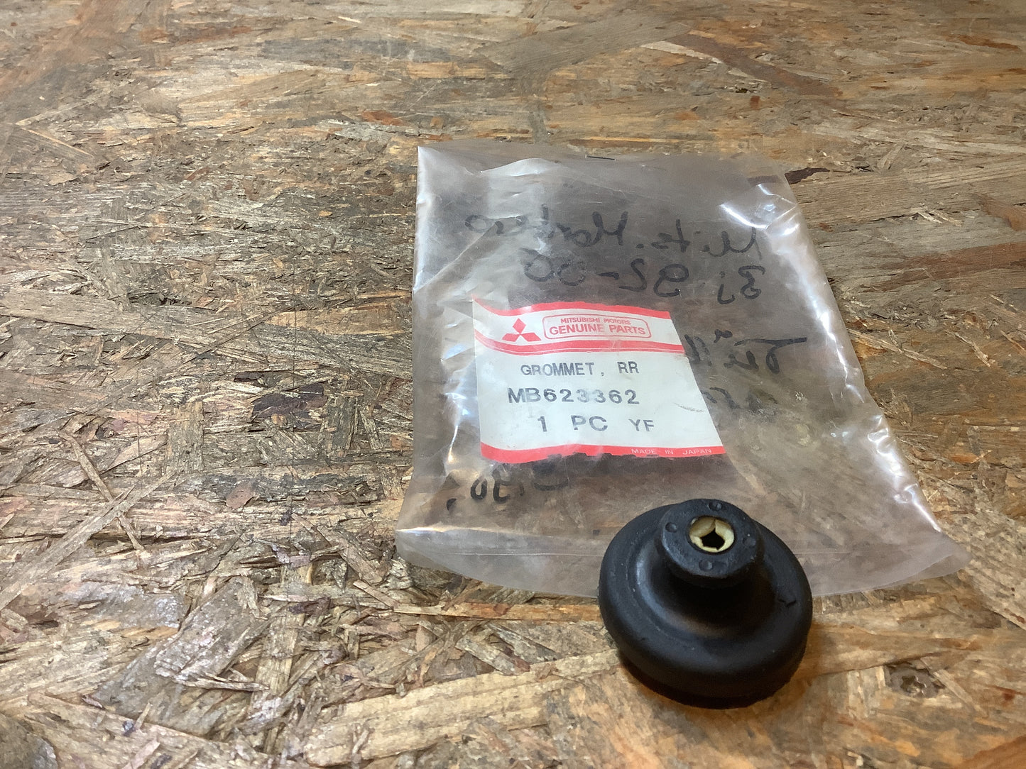 Mitsubishi Montero Bj. 92-05 Tülle, Wischerarm Original Mitsubishi NEU