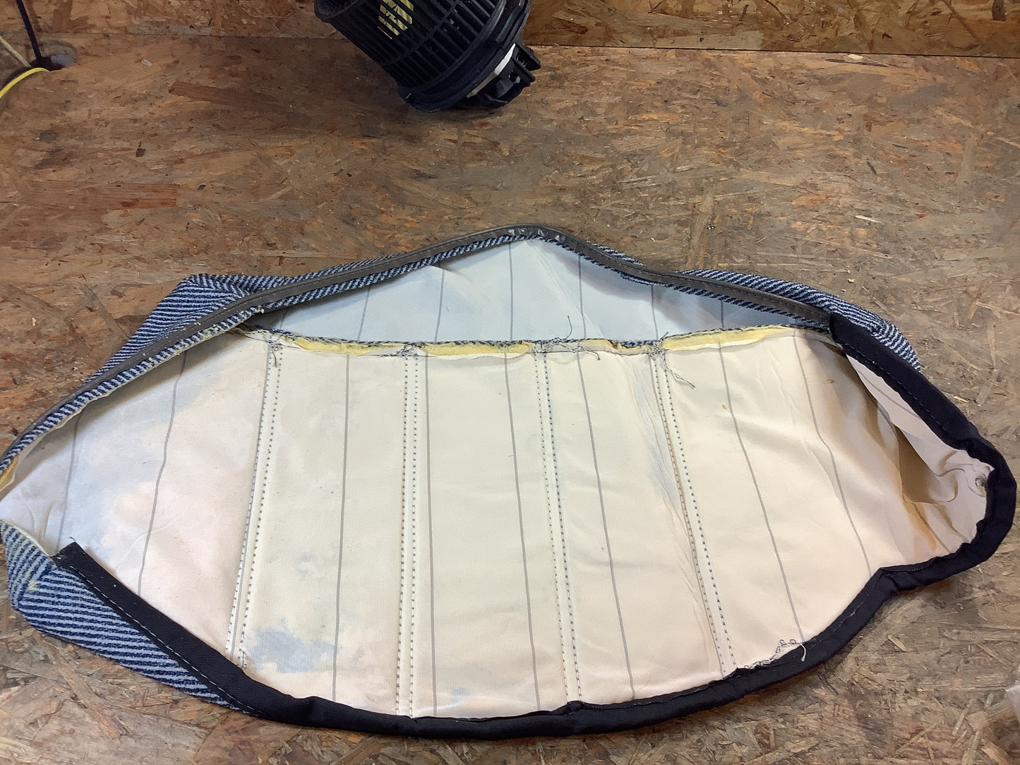 Opel Omega A Stufenheck Polsterbezug blau hinten, links außen Original GM NEU