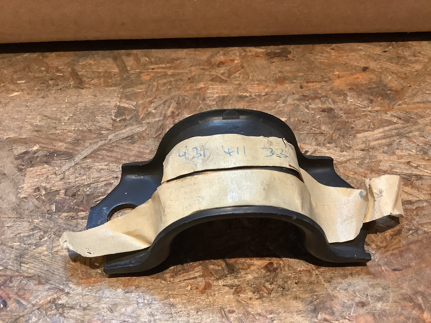 Audi 100/200 C2 Typ 43 Schelle vorn Stablisator innen Original VW NEU