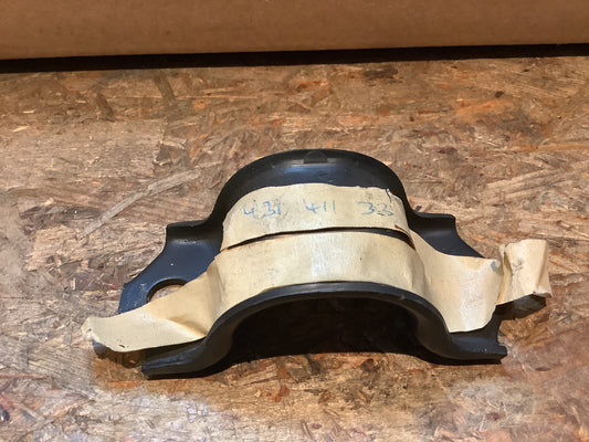 Audi 100/200 C2 Typ 43 Schelle vorn Stablisator innen Original VW NEU