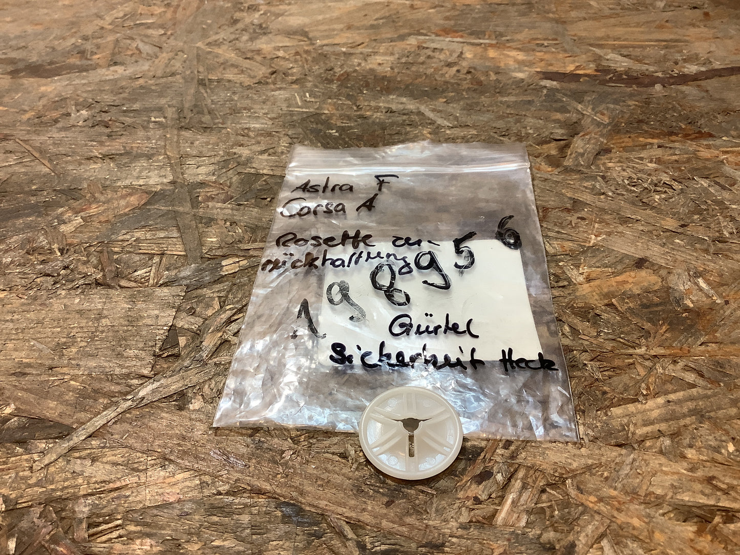 Astra F, Corsa A Rosette Zurückhaltung Gürtel Sicherheit Heck Original GM NEU