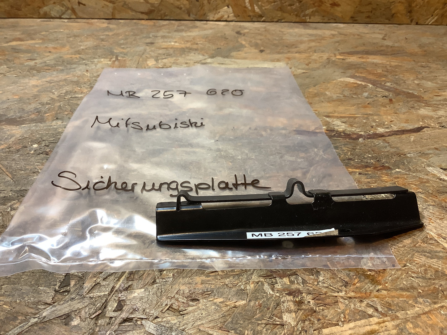 Mitsubishi Sicherungsplatte Original Mitsubishi NEU