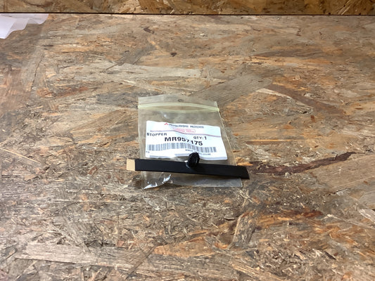 Mitsubishi Colt Anschlagstück, Frontscheibe Original Mitsubishi NEU