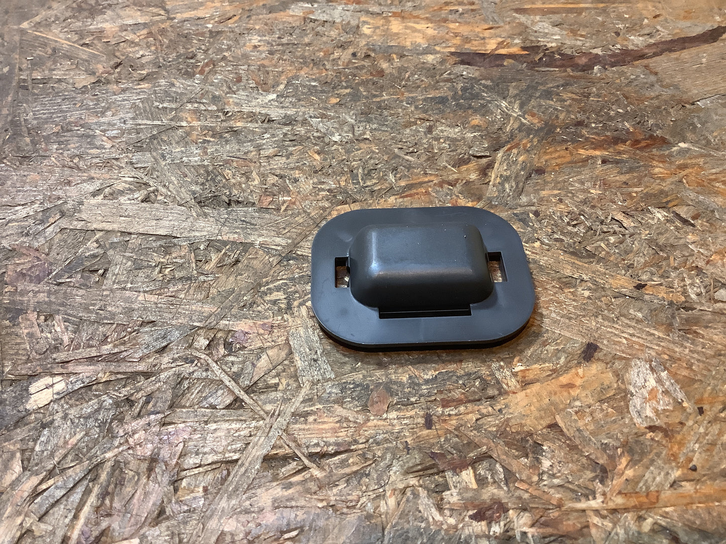 Mitsubishi Pajero, Mondero Griffablage, Halter, hinten Original Mitsubishi NEU