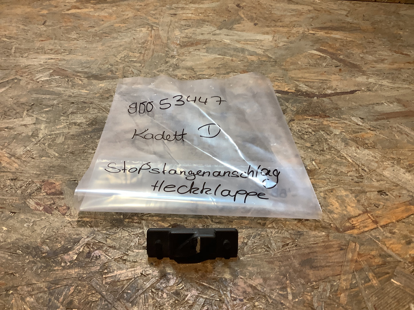 Kadett D Stoßstangenanschlag, Heckklappe Original GM NEU