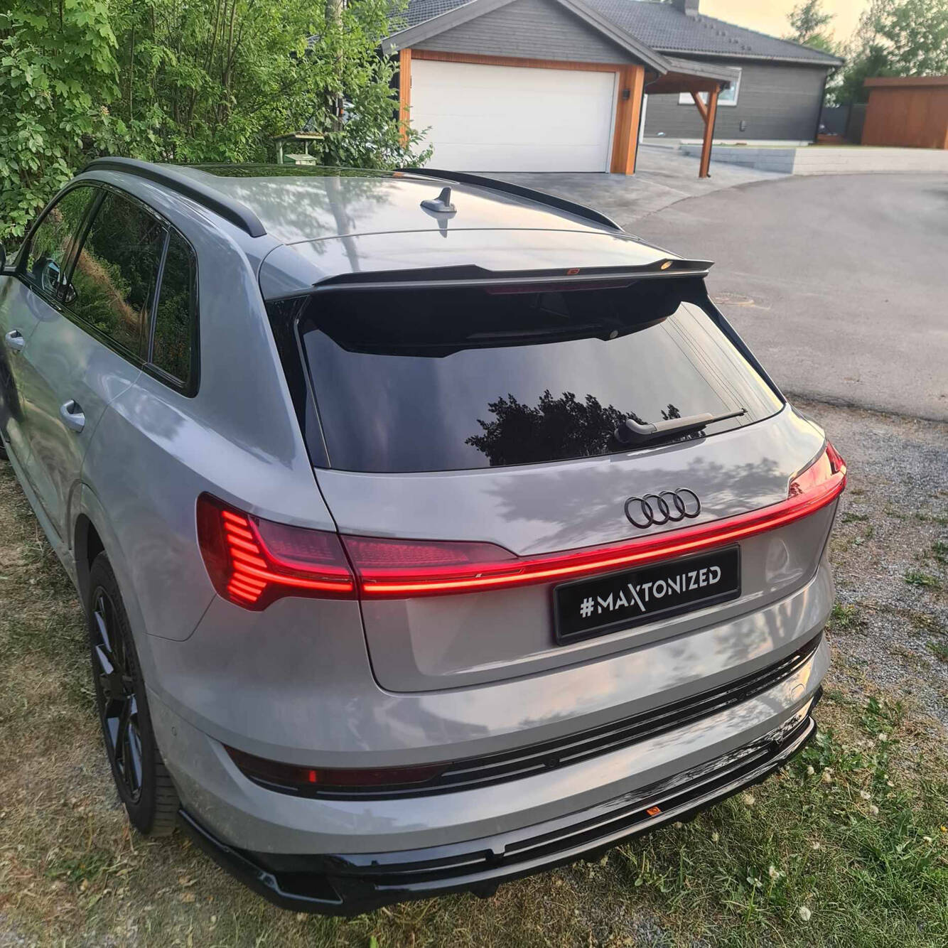 Maxton Spoiler CAP für Audi e-Tron S-Line schwarz Hochglanz
