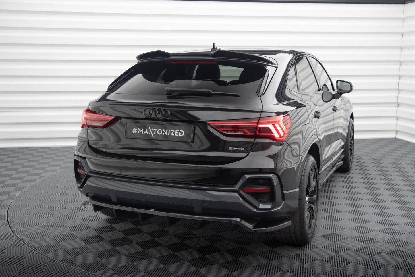 Maxton Mittlerer Diffusor Heck Ansatz DTM Look für Audi Q3 Sportback F3 schwarz Hochglanz