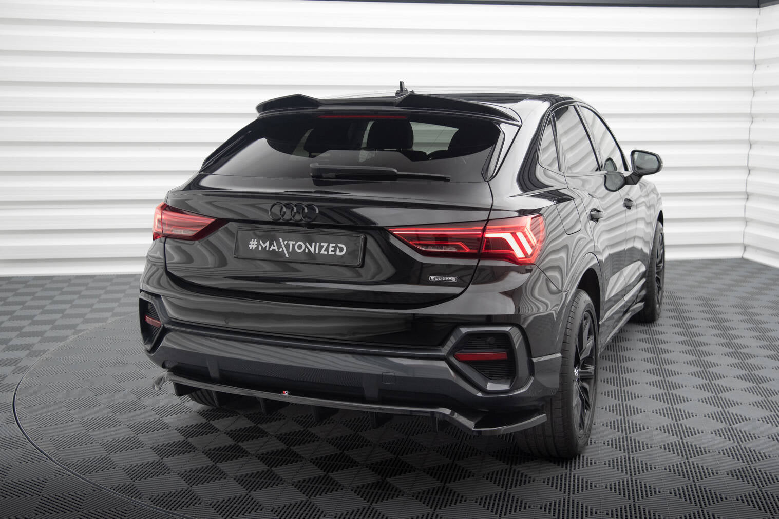 Maxton Mittlerer Diffusor Heck Ansatz DTM Look für Audi Q3 Sportback F3 schwarz Hochglanz