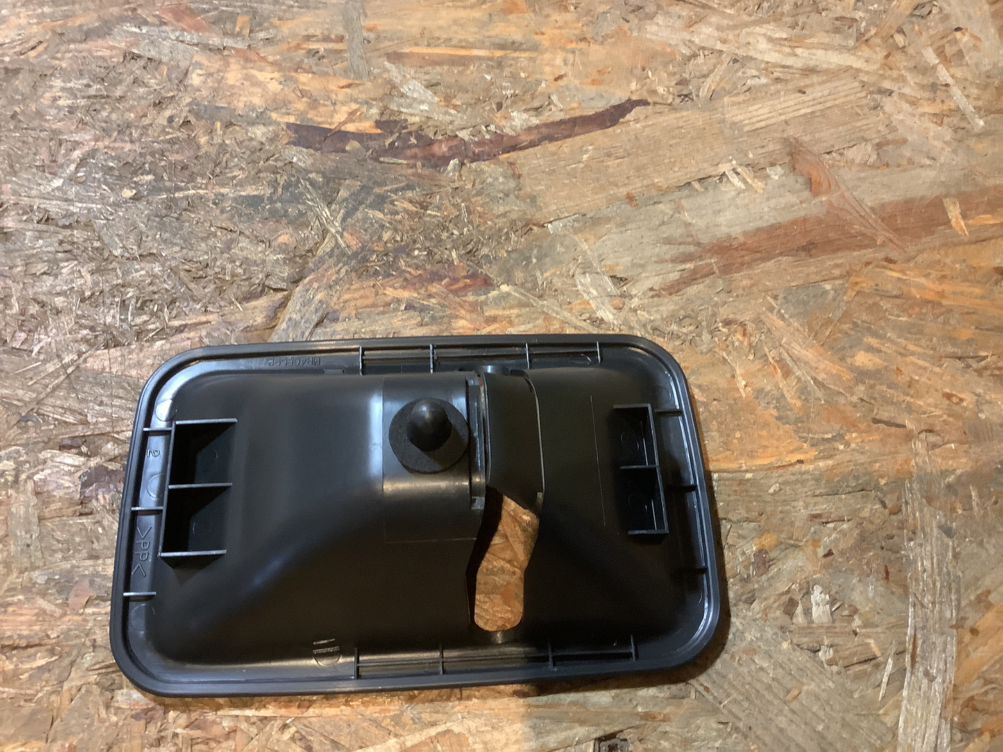 Mitsubishi Pajero III, (V6,V7), Bj. 00-06  - Mitsubishi Montero III, (V6,V7), Bj. 00-06 Abdeckung, Sitzverrieglung hinten Original Mitsubishi NEU