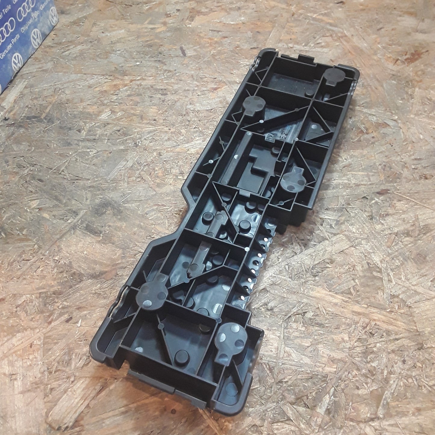 Audi 80 Typ Bj 81/85 VFL Lampenträger original Audi NEU