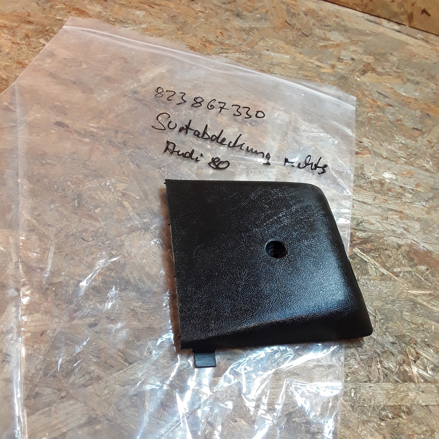 Audi 80 Gurtabdeckung rechts original Audi NEU