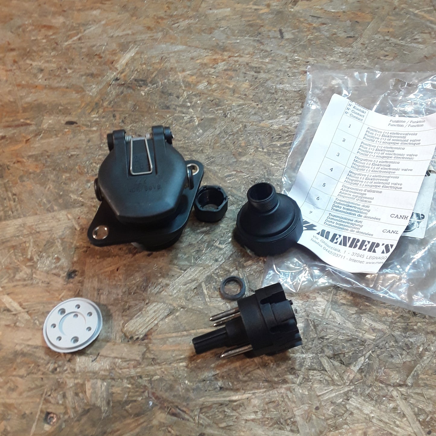 Diverse Fahrzeuge Klemmkontakte für Kabel/ Wellrohr Durchmesser 15,5mm hinterer Verschlussschraube/ Vollstromabsperrventil original Menber's NEU