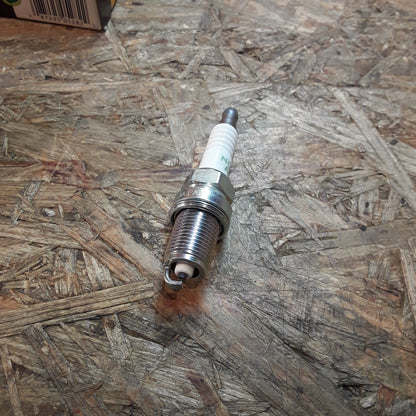 Fotd, Ford USA, Lada, Mazda, Mitsubishi, Nissan, Saab, Subaru Zündkerzensatz original NGK NEU