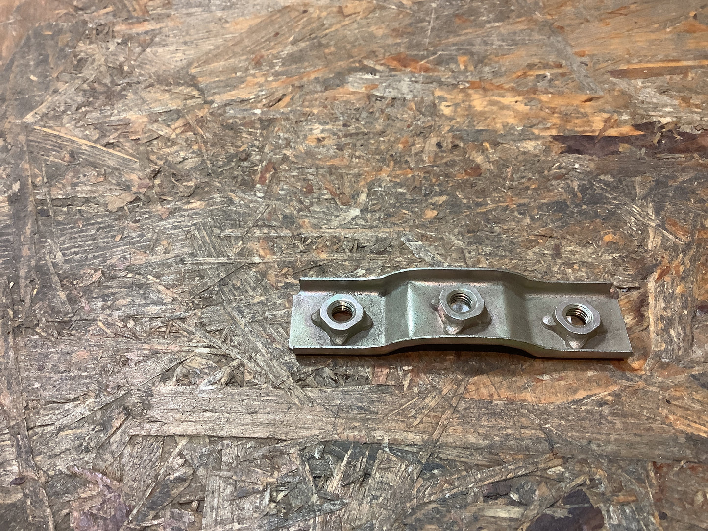 Mitsubishi Starion Halterung, vorderes Nummernschild Original NEU