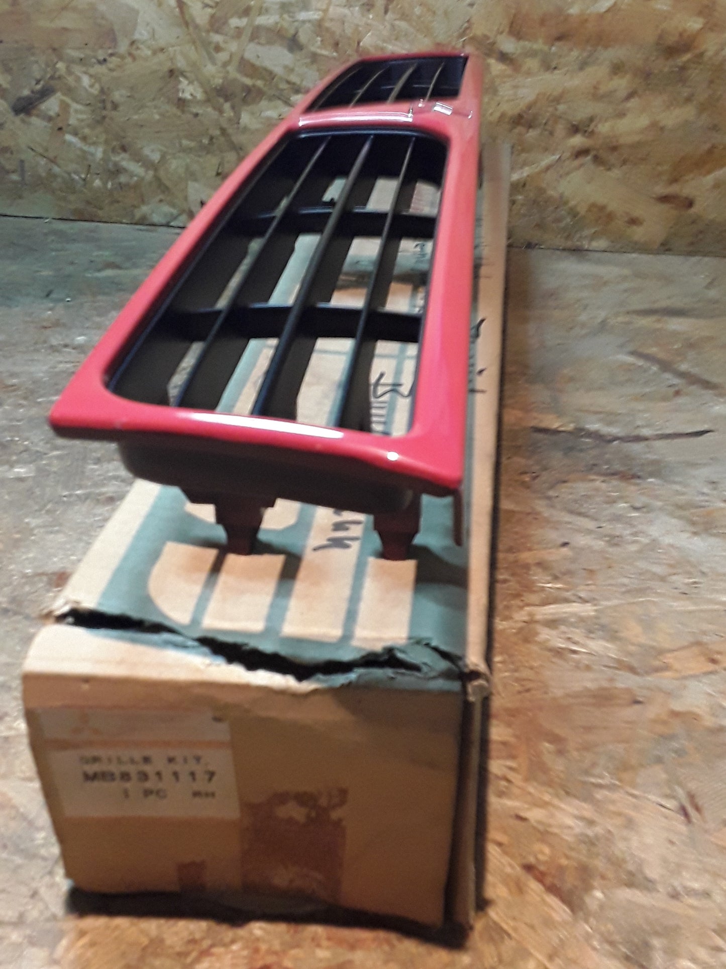 Mitsubishi Galant Kühlergrill rot original GM NEU