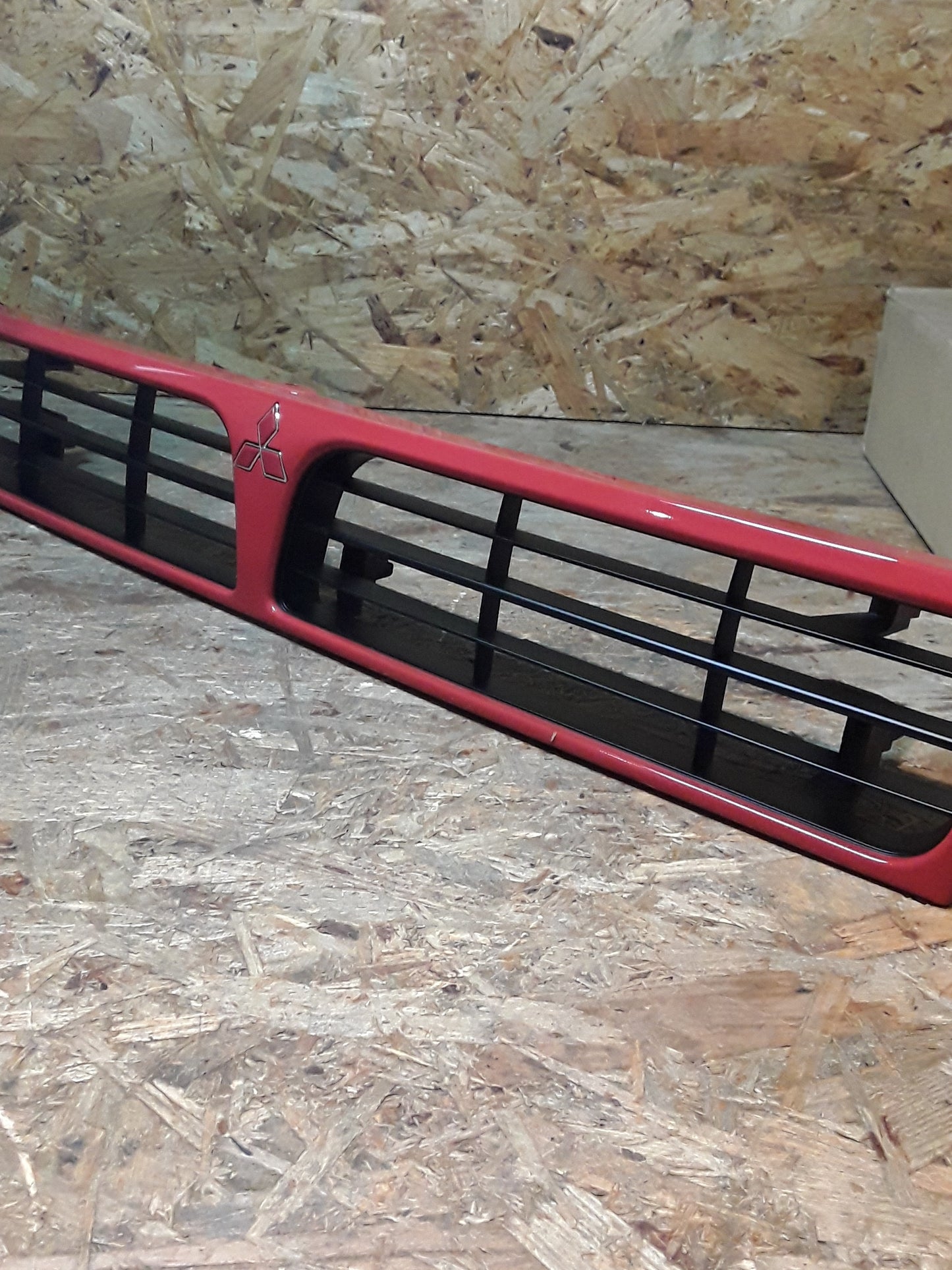 Mitsubishi Galant Kühlergrill rot original GM NEU