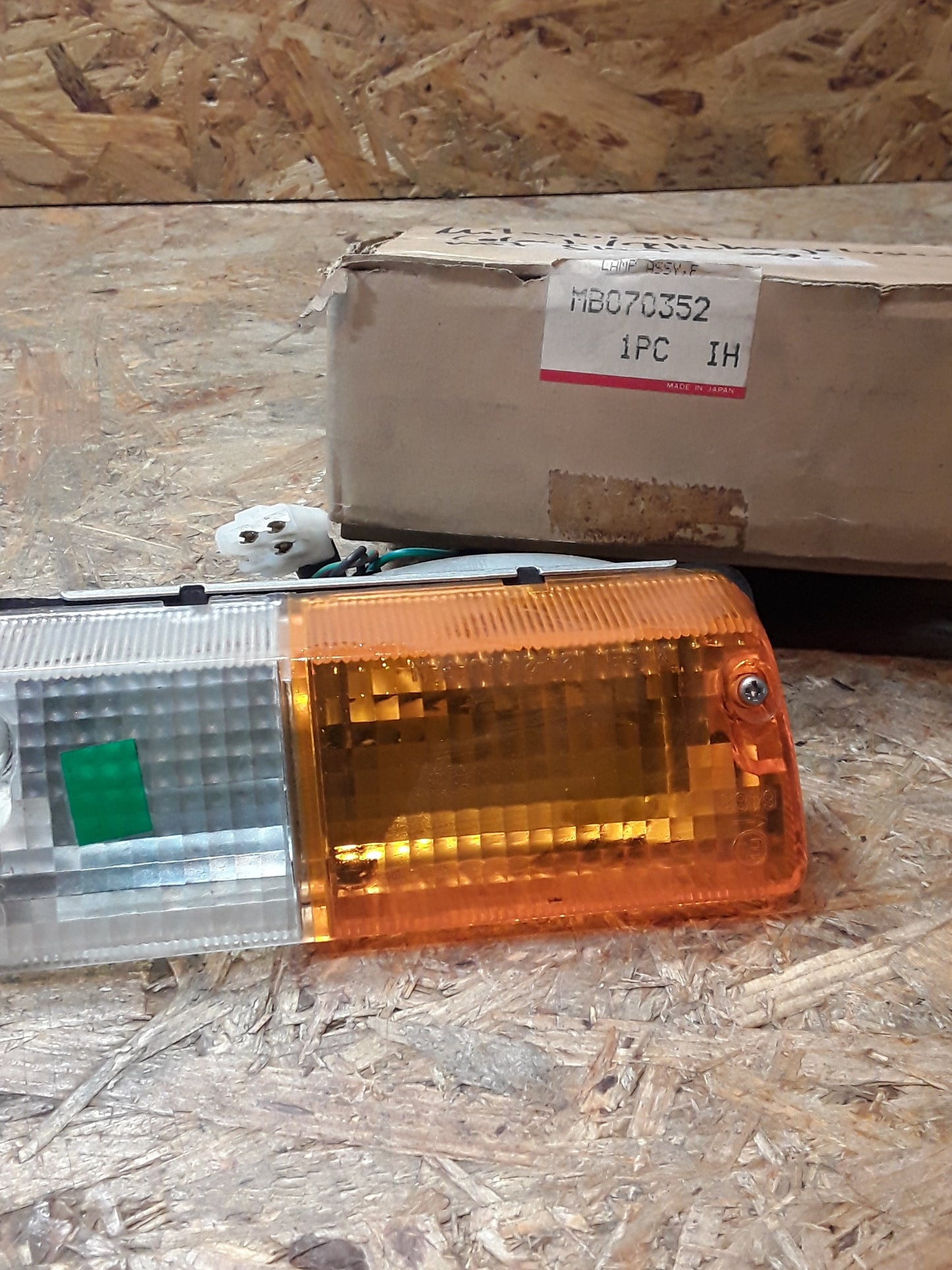 Mitsubishi Celeste Blinkergehäuse mit Glas original GM NEU