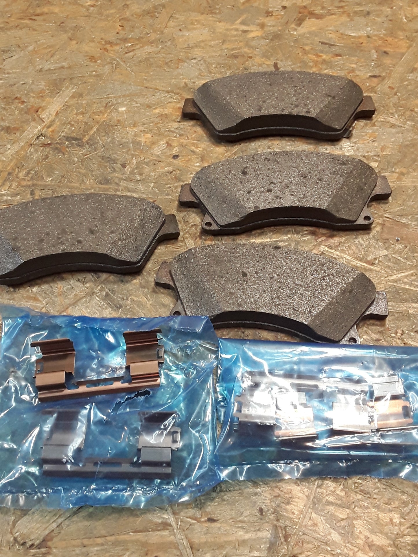 AstracH Bremsbeläge vorne original GM NEU