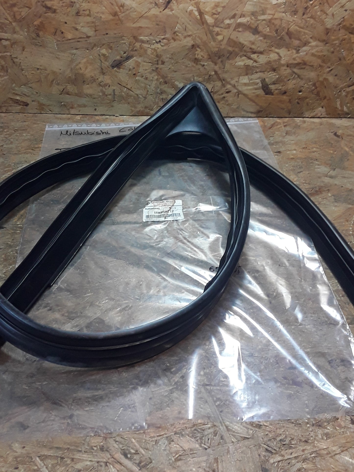 Mitsubishi Colt (3Türer) Bj 04-14 Fensterführungsdichtung, Gummi original Mitsubishi NEU