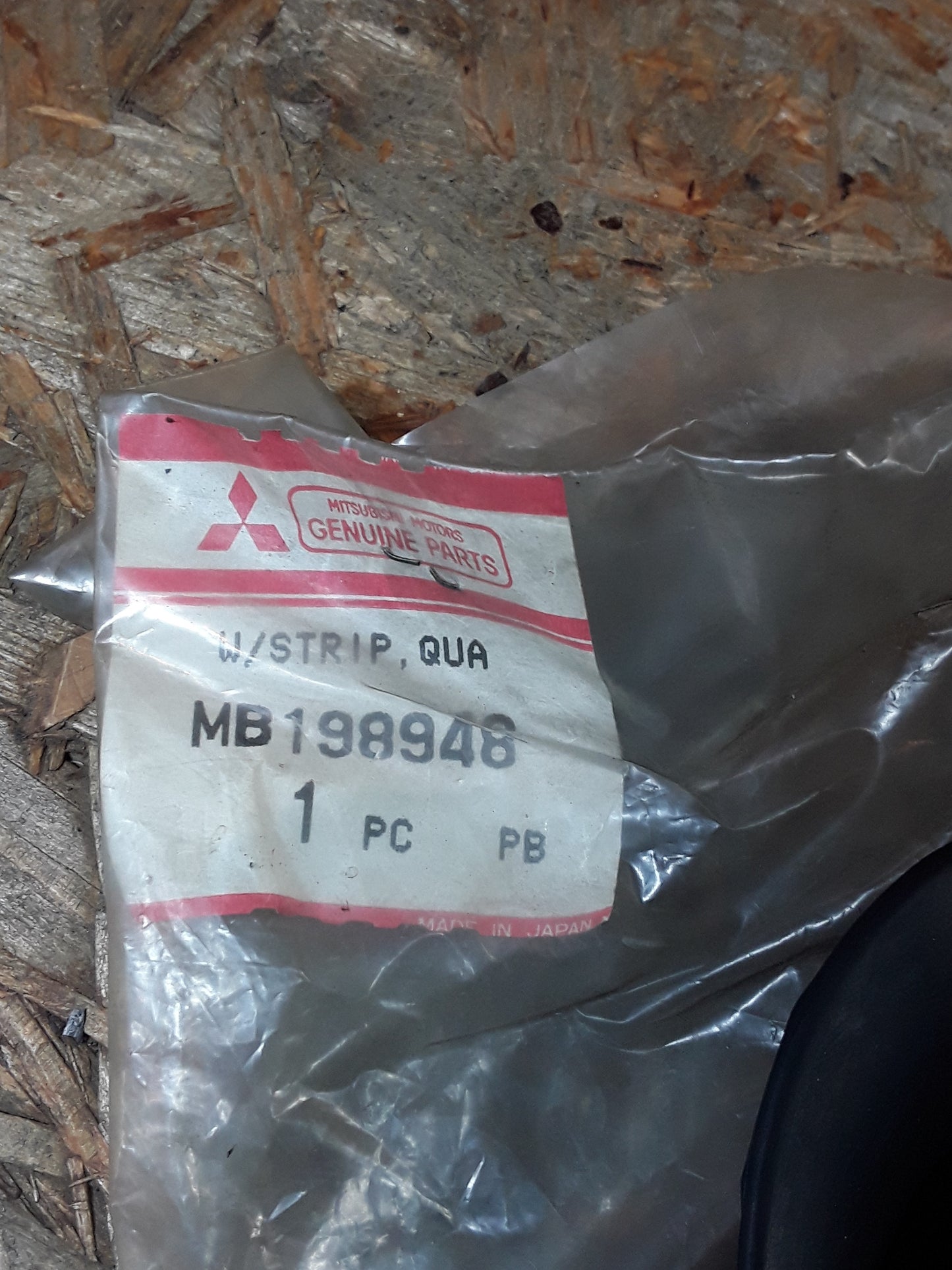Mitsubishi Space Wagon Wetterleiste links original GM NEU