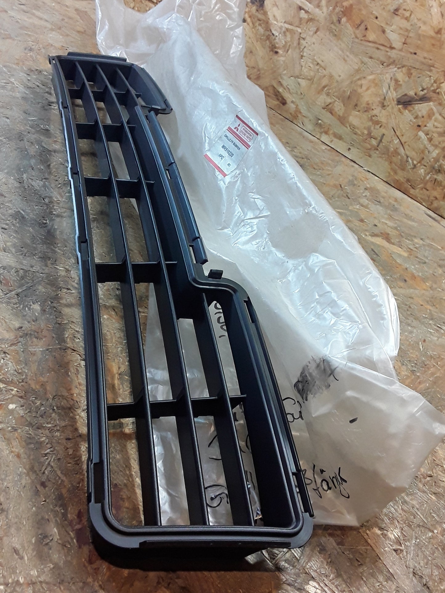 Mitsubishi Carisma DA0A Grill Stoßfänger original Mitsubishi NEU