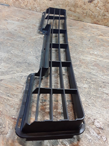 Mitsubishi Carisma DA0A Grill Stoßfänger original Mitsubishi NEU