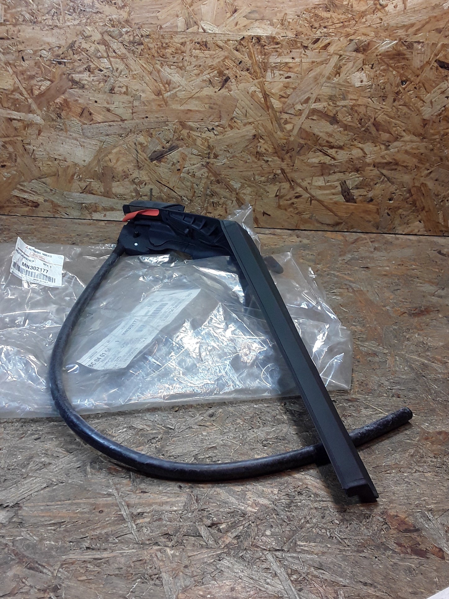 Mitsubishi Colt MN 302 177 Dichtung Schachtleiste original Mitsubishi NEU