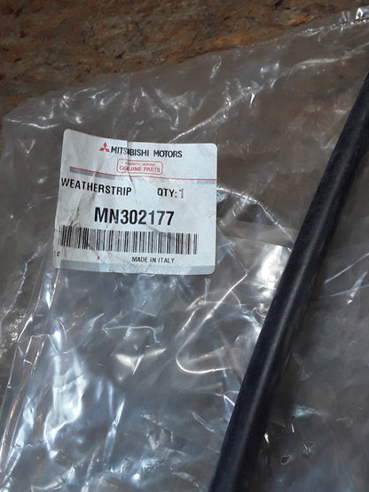 Mitsubishi Colt MN 302 177 Dichtung Schachtleiste original Mitsubishi NEU