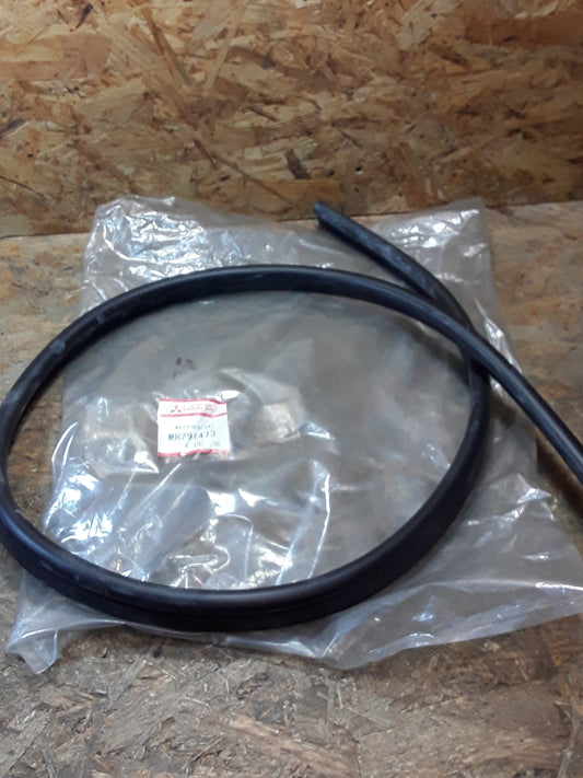 Mitsubishi Space Runner Dichtung Motorhaube original Mitsubishi NEU