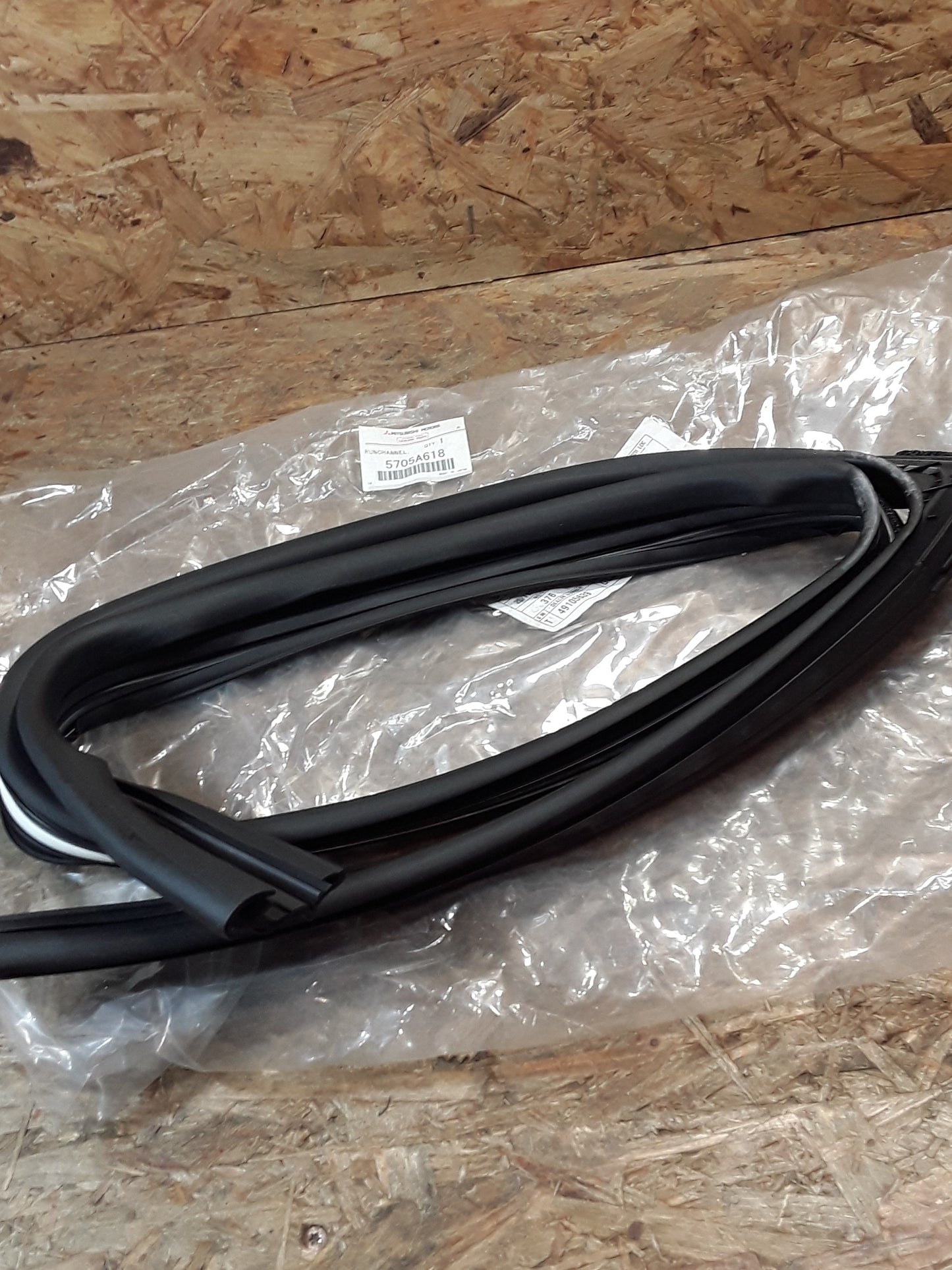 Mitsubishi Outlander Sport Run Channel Gummidichtung original Mitsubishi NEU