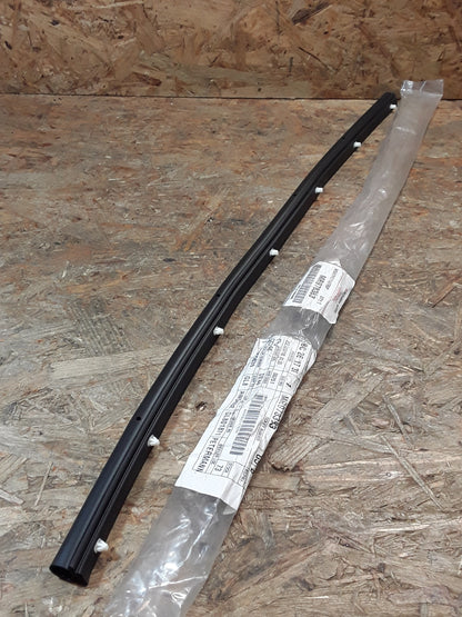 Mitsubishi Colt Z31A Dichtung Türe V.U original Mitsubishi NEU