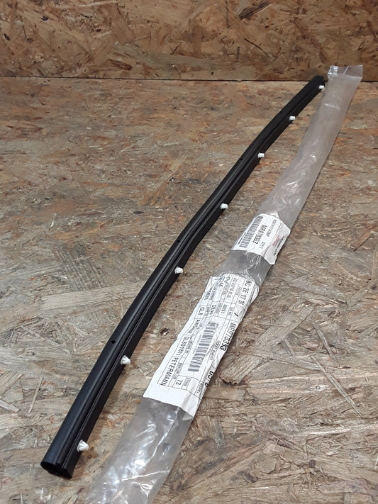 Mitsubishi Colt Z31A Dichtung Türe V.U original Mitsubishi NEU