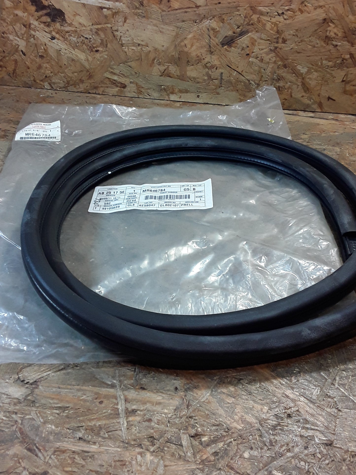 Mitsubishi Airtrak Dichtung an Türverkleidung und Glas hinten original Mitsubishi NEU